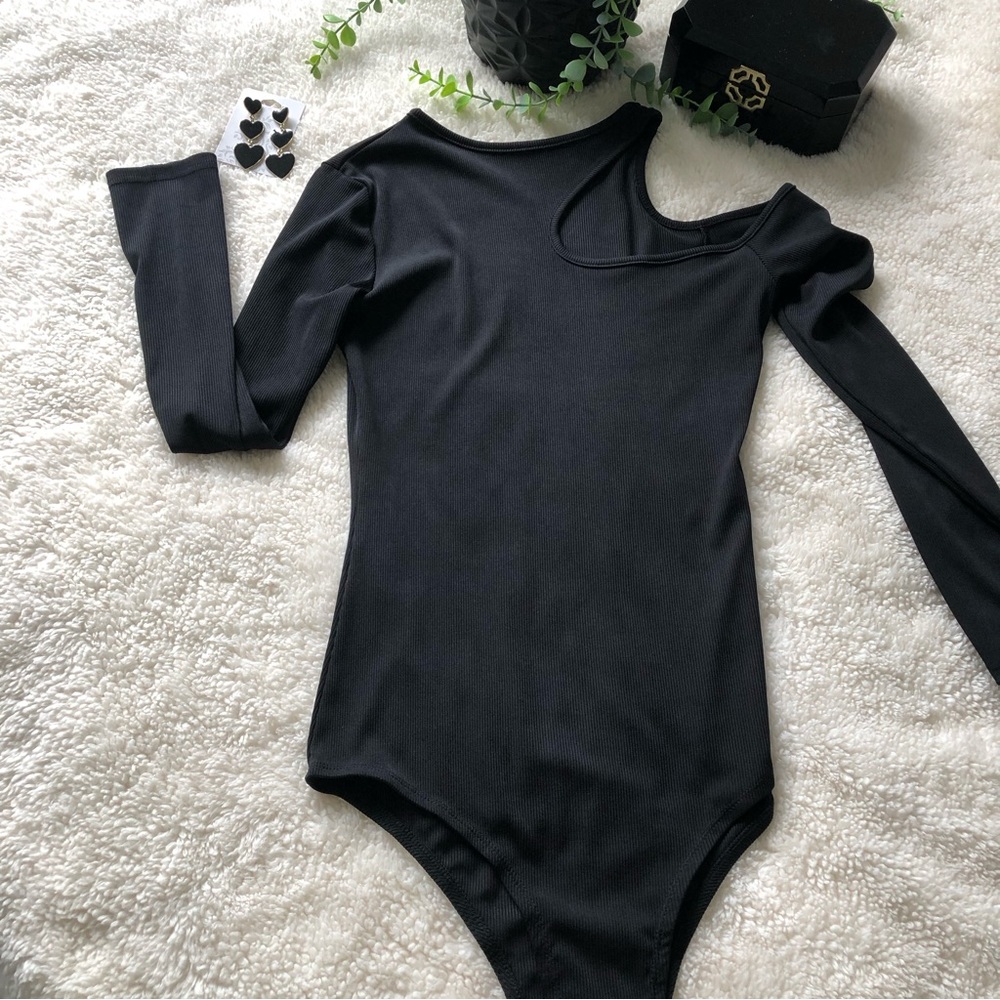 Black ribbed Open One Shoulder bodysuit SZ M